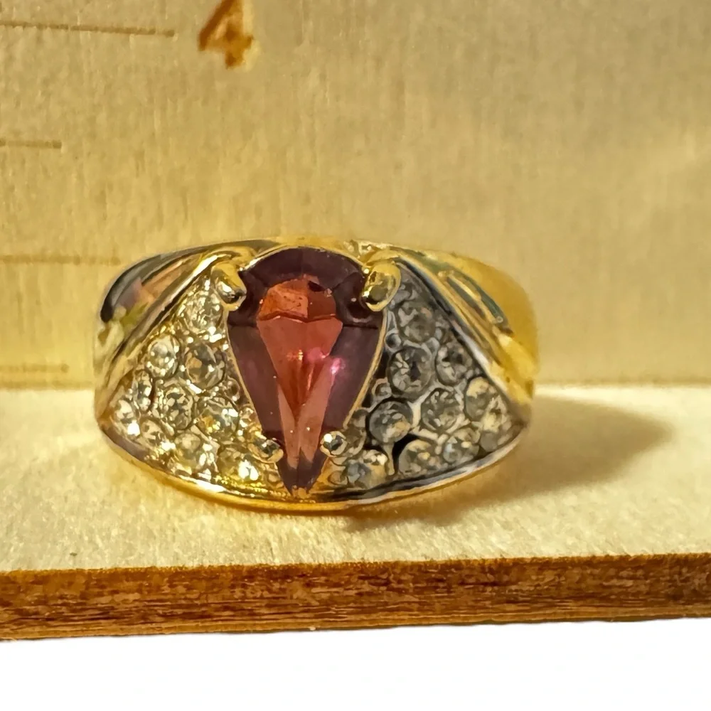 ✨ Vintage Gold-Tone Cocktail Ring w/ Pink Teardrop Stone & Crystal Accents